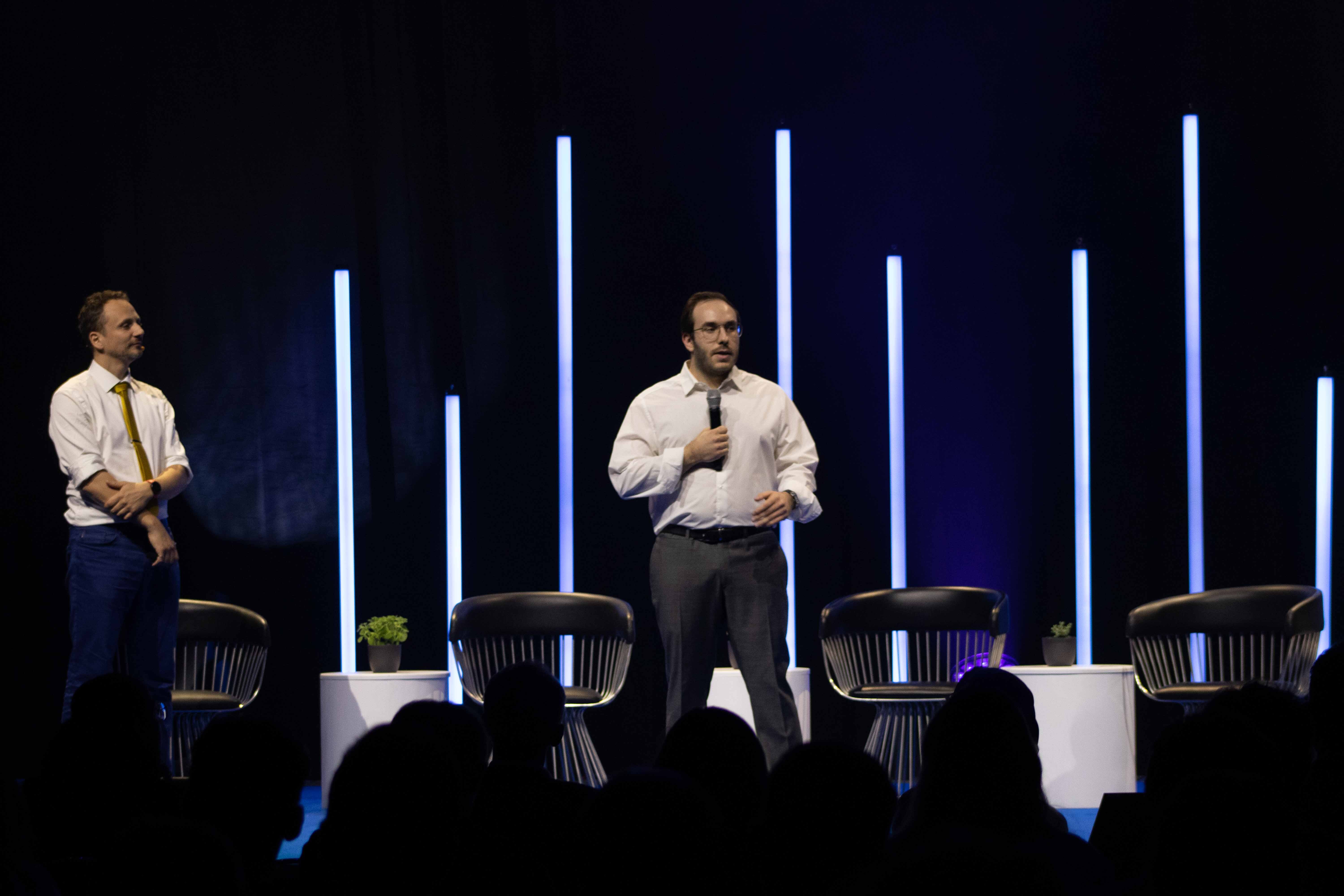 Conférence Hadaly sur scène devant un public d'entrepreneurs
